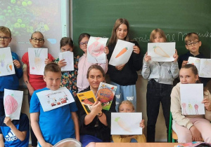 Uczniowie wraz ze swoimi pracami, które stanowiły ilustrację do wiersza "Na straganie"