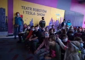 Uczniowie w teatrze robotów
