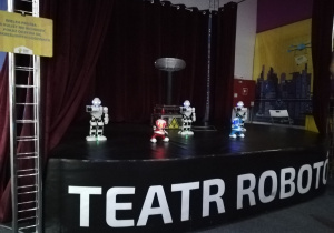 Roboty na scenie