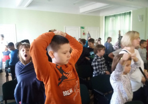 Na zdjęciu uczniowie wykonują ćwiczenia z zakresu emisji głosu.