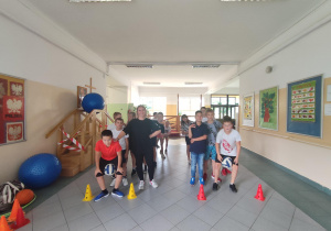 Uczniowie wraz z opiekunem podczas wyścigów