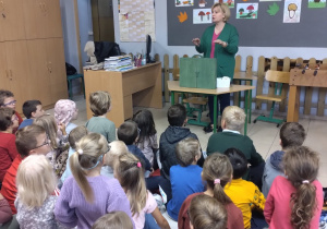 Uczniowie podczas wysłuchania opowieści zwierzętach i ich przygotowaniach do zimy oraz o oznakach jesieni pt.: "Jesienny bal w lesie" z wykorzystaniem teatrzyku Kamishibai.