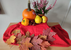 Na zdjęciu dary jesienie: dynia, gruszka, jabłko, papryka, kasztany