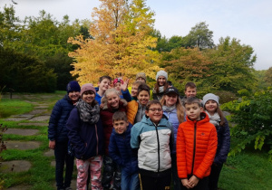 Na zdjęciu uczniowie wraz z wychowawcą w Ogrodzie Botanicznym w Łodzi