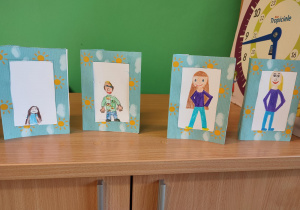 Na zdjęciu praca plastyczna przedstawiająca wizytówki uczniów