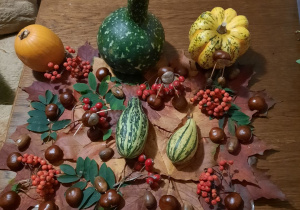 Na zdjęciu dary jesieni: dynie, kasztany, jarzębina, liście