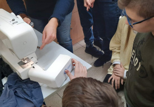 Na zdjęciu uczniowie podczas zajęć z wykorzystaniem maszyny do szycia zakupionej w ramach projektu :"Laboratoria Przyszłości".