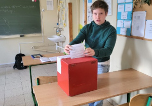 Na zdjęciu uczniowie podczas głosowania