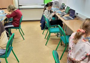 Uczniowie z klasy 7a przy swoich stanowiskach komputerowych przygotowują zestaw BECREO do pracy