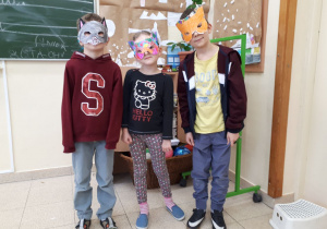 Uczniowie w swoich maskach karnawałowych