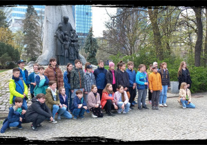 przed pomnikiem Korczaka