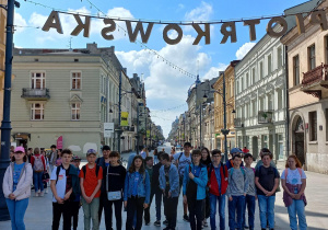 początek ulicy Piotrkowskiej - uczniowie pod napisem
