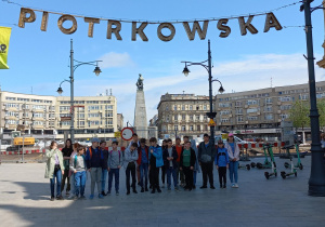początek ulicy Piotrkowskiej- uczniowie pod napisem