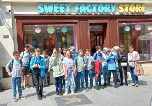 uczniowie przez sklepem z cukierkami