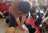 Uczeń wykonuje masaż serca