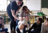 Uczennica uczy się jak udzielić pierwszej pomocy noworodkowi