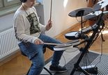 Uczeń grający na perkusji