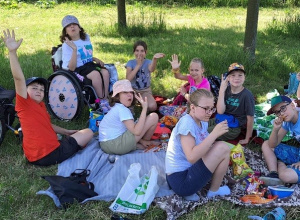 uczniowie na pikniku