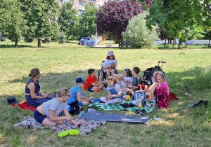 uczniowie na pikniku