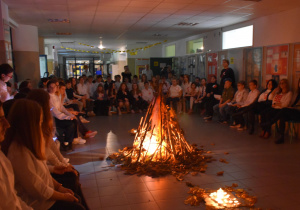 Płonące ognisko i uczniowie