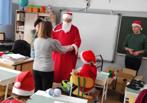 Spotkanie uczniów klasy 3a z Mikołajem. Przed rozdaniem prezentów uczniowie musieli zaśpiewać fragment wybranej kolędy.