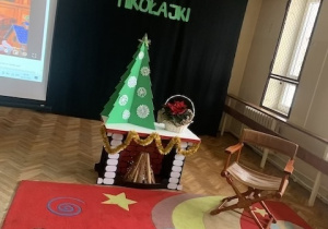 Zdjęcie przygotowanej dekoracji przez nauczycieli świetlicy z okazji Mikołajek.