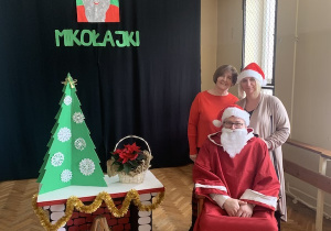 Zdjęcie pamiątkowe organizatorów i Mikołaja - Pani Izabeli Józefczyk i Pani Pauliny Mateckiej.