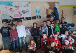 Zdjęcie klasowe przy świątecznej choince