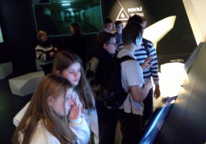 Uczniowie klasy 7a podczas wystawy "Materia kina" w EC1.