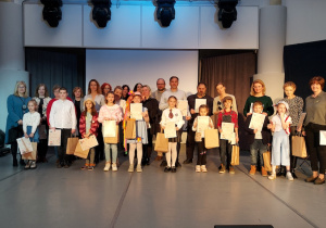 Zdjęcie pamiątkowe uczestników konkurs z ich opiekunami oraz jury.
