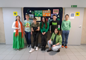 Zdjęcie nauczycieli uczniów ze strojem w kolorze zielonym