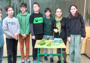 uczniowie przy stole z zielonymi produktami