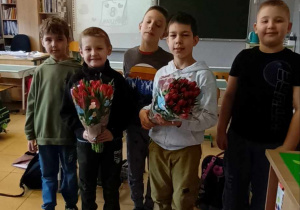 Chłopcy z kwiatami dla dziewcząt