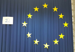 Dekoracja plakat obok flagi Unii Europejskiej