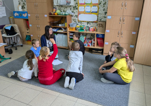 Uczniowie wraz z nauczycielką podczas lekcji edukacyjnej