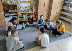 Uczniowie wraz z nauczycielem podczas zajęć edukacyjnych.