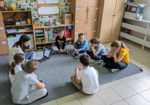 Uczniowie wraz z nauczycielem podczas zajęć edukacyjnych.