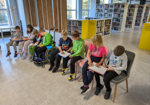 Uczniowie podczas zajęć w bibliotece Ferment.