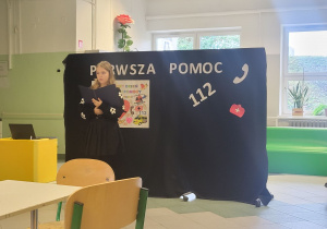 Uczennica podczas apelu dotyczącego pierwszej pomocy.