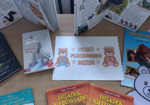 Wystawa książek o misiach w bibliotece szkolnej.