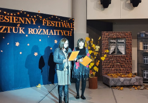 Zdjęcie Pani Dyrektor Katarzyną Polasik wraz z organizatorką Panią Klaudią Mamińską – Karaudą podczas rozpoczęcia I Jesiennego Festiwalu Sztuk Rozmaitych