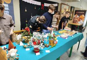 Niektórzy zaopatrywali się w ozdoby na świąteczny stół