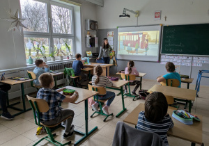 Uczniowie wraz z nauczycielem podczas lekcji.