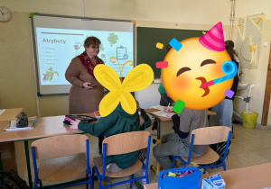 Klasa 7b przedstawia swoje prezentacje młodszym kolegom i koleżankom.