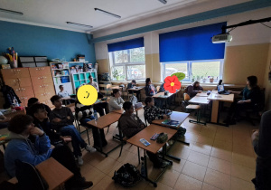 Klasy ósme przedstawiają prezentacje klasie 4b