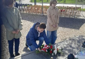 Uczniowie podczas zapalania zniczy przy pomnikach ofiar zbrodni katyńskiej. przy pomniku ofiar zbrodni katyńskiej.