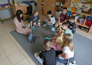 Uczniowie wraz z nauczycielką podczas tworzenia kodeksu czytelnika.
