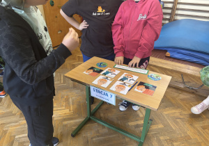 Uczniowie podczas wykonywania zadań na temat ekologii.