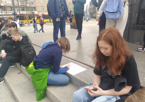 Uczniowie tworzący plakat mający na celu na celu przeciwdziałanie zjawisku nietolerancji i dyskryminacji.