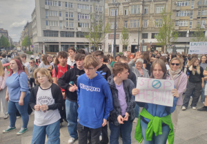 Uczniowie podczas marszu.
